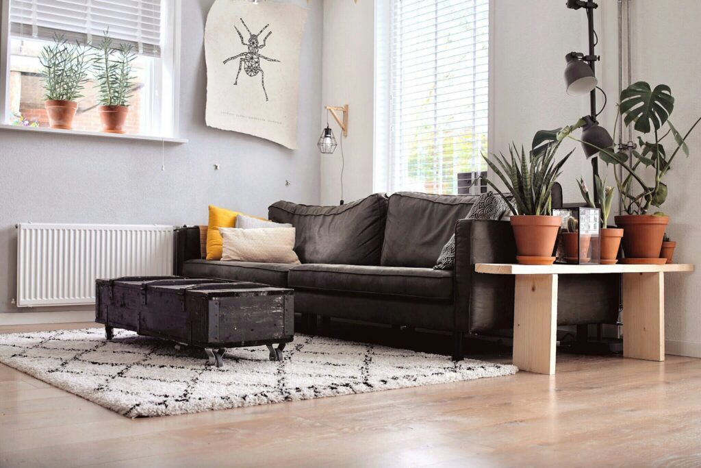 白を基調とした部屋に整頓されて家具が置かれている画像